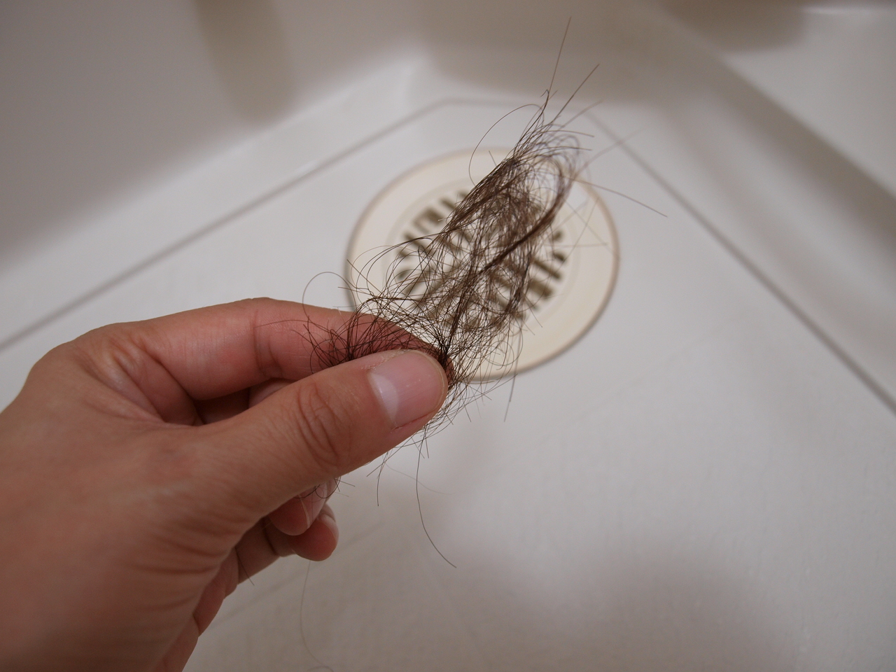 【抜け毛に悩む女性必見】抜け毛の５つの原因と６つの対策で悩みを解消！